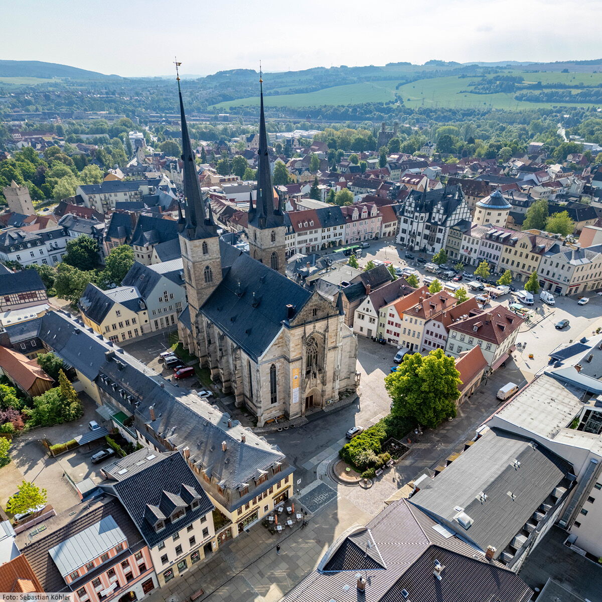 Luftbild des Boulevard zwischen Johanneskirche, Marktplatz und Blankenburger Tor der Stadt Saalfeld