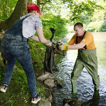 Zwei Personen (Mitarbeitende des IBZ St. Marienthal) entfernen Müll aus dem Fluss Neiße